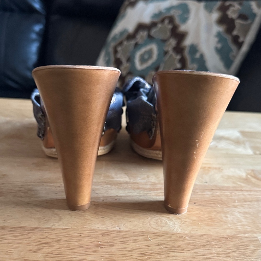 Kensie Girl Metallic Gray Bow Mules - Picture 3 of 3